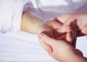 Как избавиться от пигментных пятен на руках - причины и лечение Почему на коже рук появляются коричневые пятна